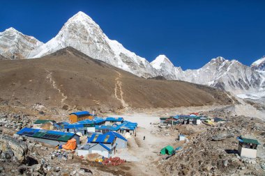 Gorak shep köyü, Everest Dağı 'na yakın bir köy ve Kala Patthar dağı ve Pumori tepesi, Khumbu vadisi, Solu khumbu, Nepal Himalayaları dağları.