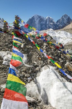 Everest Dağı ana kampı ve dua bayrakları, sagarmatha milli parkı, Khumbu vadisi, solukhumbu, Nepal Himalayaları dağları