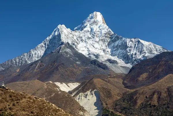 Ama Dablam Dağı, ama Dablam Dağı 'nın panoramik manzarası mavi gökyüzü ile Everest ana kampına, Khumbu vadisine, Sagarmatha ulusal parkına, Everest bölgesine, Nepal Himalayas dağlarına giderken.