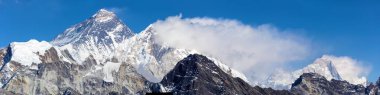 Everest Dağı Lhotse Dağı ve Makalu zirvesi Renjo geçidi, Everest ana kampı yolu ve üç geçiş yolu, Khumbu vadisi, Solu Khumbu, Sagarmatha ulusal parkı, Nepal Himalayalar dağları