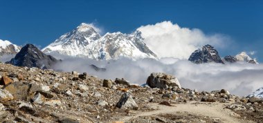 Everest Dağı Lhotse Dağı ve Makalu zirvesi Renjo geçidi, Everest ana kampı yolu ve üç geçiş yolu, Khumbu vadisi, Solu Khumbu, Sagarmatha ulusal parkı, Nepal Himalayalar dağları