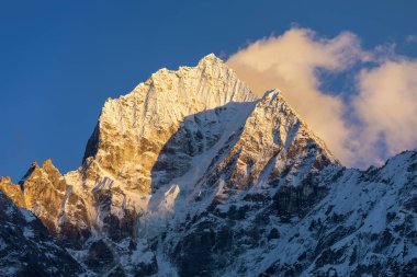 Thamserku Dağı, Couds akşam manzarasının ortasında, Everest Dağı 'ndaki ana kampa giden güzel karlı at, Khumbu vadisi, Solu Khumbu, Nepal Himalayas dağları.