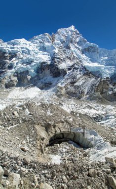 Nuptse Dağı mavi renkli ve Khubu buzulu, Everest Dağı 'ndaki ana kamptan, Sagarmatha Ulusal Parkı' ndan, Khumbu Vadisi 'nden, Solu khumbu' dan, Nepal Himalayas dağlarından görülebilen güzel bir dağ.