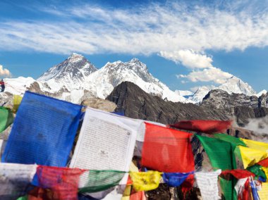 Everest Dağı, Lhotse ve Makalu 'nun gökyüzünde güzel bulutlu Budist dua bayrakları, Gokyo Ri tepesi, Khumbu vadisi, Nepal Himalayalar dağları manzarası