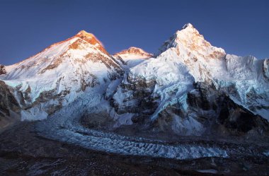 Pumo Ri dağından Everest, Lhotse ve Nuptse dağlarının gece görüşü. 