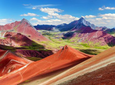 Gökkuşağı dağı veya Vinicunca Montana de Siete Renkleri ve güzel gökyüzü, Peru 'da Cuzco bölgesi, Peru And Dağları, panoramik manzara