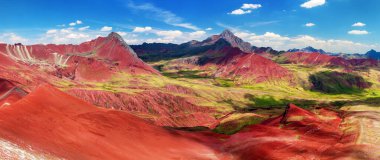 Gökkuşağı dağı veya Vinicunca Montana de Siete Renkleri ve güzel gökyüzü, Peru 'da Cuzco bölgesi, Peru And Dağları, panoramik manzara