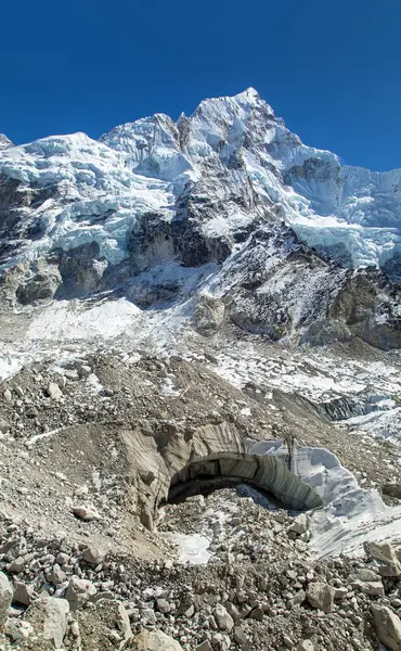 Nuptse Dağı mavi renkli ve Khubu buzulu, Everest Dağı 'ndaki ana kamptan, Sagarmatha Ulusal Parkı' ndan, Khumbu Vadisi 'nden, Solu khumbu' dan, Nepal Himalayas dağlarından görülebilen güzel bir dağ.