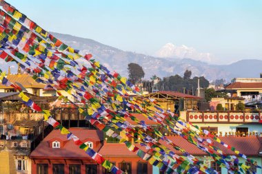 Katmandu 'da Boudhanath yakınlarındaki dua bayrakları, Nepal' de Budizm