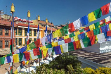 Katmandu 'da Boudhanath yakınlarındaki dua bayrakları, Nepal' de Budizm