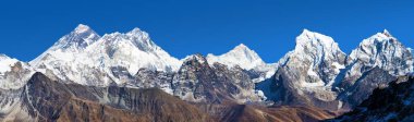 Renjo La 'dan Everest Dağı, Lhotse ve Makalu geçidi mavi gökyüzü ile Everest Merkez Kampı' na kadar, üç geçiş yolu, Khumbu vadisi, Sagarmatha ulusal parkı, Nepal Himalayas dağları
