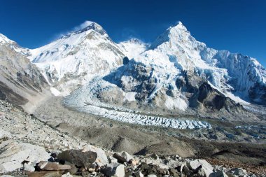 Everest Dağı, Lhotse ve Nuptse dağları Pumori ana kampından mavi renkli, Everest ana kampı, Khumbu vadisi, Sagarmatha ulusal parkı, Nepal Himalayas dağları