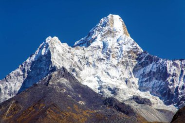 Ama Dablam Dağı, ama Dablam Dağı 'nın panoramik manzarası mavi gökyüzü ile Everest ana kampına, Khumbu vadisine, Sagarmatha ulusal parkına, Everest bölgesine, Nepal Himalayas dağlarına giderken.