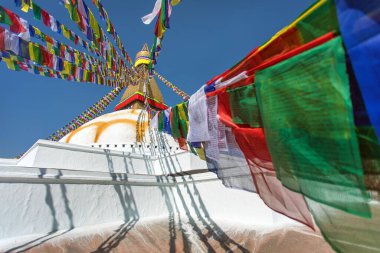 Boudhanath ya da Boudanath dua bayraklarıyla, Katmandu şehrinin en büyük Budist stupası, Nepal 'deki Budizm