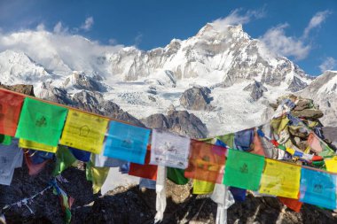 Gokyo Ri tepesinden Gyachung kang Dağı ve Budist dua bayrakları, Everest alanı, Sagarmatha milli parkı, Gokyo vadisi, Khumbu vadisi, Nepal Himalayalar dağları 