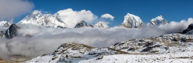 Everest Dağı Lhotse Dağı ve Makalu zirvesi Renjo geçidi, Everest ana kampı yolu ve üç geçiş yolu, Khumbu vadisi, Solu Khumbu, Sagarmatha ulusal parkı, Nepal Himalayalar dağları