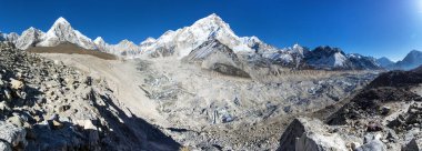 Khumbu buzulundan Pumori zirvesine ve Nuptse Dağı 'na, Everest Dağı ana kampına, Khumbu vadisi Solu Khumbu' ya, Nepal Himalayas dağlarından panoramik manzaraya bakın.