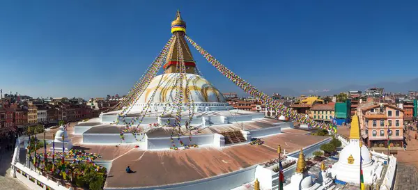 Boudhanath ya da Boudanath dua bayraklarıyla, Katmandu şehrinin en büyük Budist stupası, Nepal 'deki Budizm