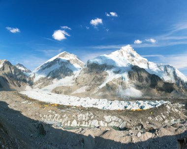 Everest Dağı 'nın birçok çadırı ve güzel gökyüzü olan ana kampı, sagarmatha ulusal parkı, Khumbu vadisi, solukhumbu, Nepal Himalayaları dağları.
