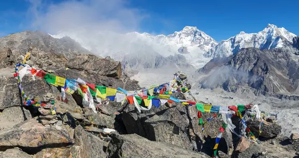 Gokyo Ri tepesinden Gyachung kang Dağı ve Budist dua bayrakları, Everest alanı, Sagarmatha milli parkı, Gokyo vadisi, Khumbu vadisi, Nepal Himalayalar dağları 