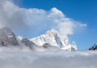 Bulutların ortasındaki Renjo La Geçidi 'nden Makalu Dağı' na (8463 metre), Everest 'e giden ana kampa giden yol, Everest' ten üç geçiş, Sagarmatha Ulusal Parkı, Khumbu Vadisi, Nepal Himalayalar Dağları.