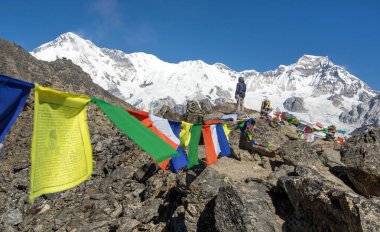 Cho Oyu Dağı, Gokyo Ri zirvesinden duacı bayrakları ve yürüyüşçülerle, Everest, Sagarmatha Ulusal Parkı, Gokyo Vadisi, Khumbu Vadisi, Nepal Himalayaları Dağları ile görülmektedir. 