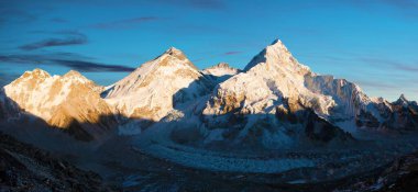 Pumori ana kampından Everest, Lhotse ve Nuptse dağlarının panoramik manzarası, Everest ana kampına kadar, Khumbu vadisi, Sagarmatha ulusal parkı, Nepal Himalayas dağları, akşam günbatımı manzarası