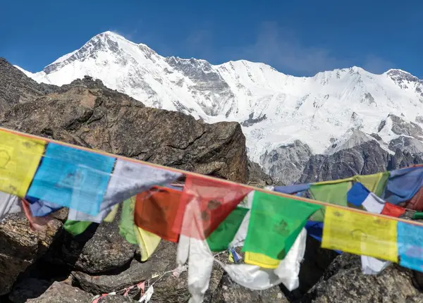 Gokyo Ri tepesinden Cho Oyu Dağı ve Budist dua bayrakları, Everest alanı, Sagarmatha milli parkı, Gokyo vadisi, Khumbu vadisi, Nepal Himalayalar dağları