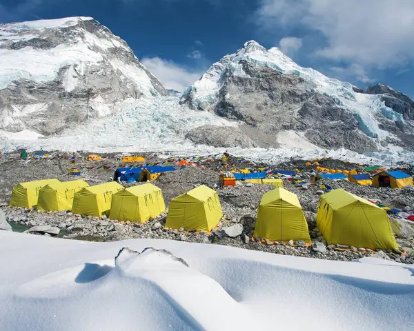 Everest Tepesi 'ndeki ana kamptan, sarı çadırlardan ve kar yığınlarından, Khumbu' nun batısından, Nuptse dağından, Everest ana kampına, Nepal Himalayalar 'daki dağlara...