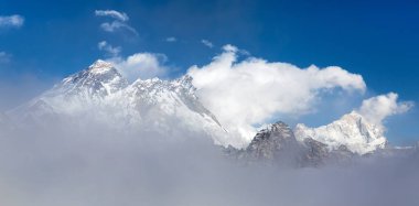 Everest Dağı Lhotse Dağı ve Makalu zirvesi Renjo geçidi, Everest ana kampı yolu ve üç geçiş yolu, Khumbu vadisi, Solu Khumbu, Sagarmatha ulusal parkı, Nepal Himalayalar dağları