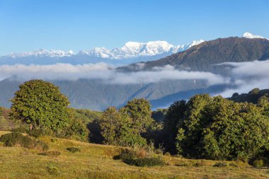 Himalaya, Himalayalar 'ın eteklerinden ana tepeye, Nepal Himalayalar' ın dağlarına güzel bir manzara.
