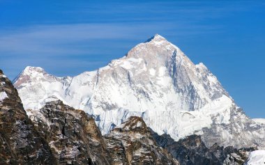 Renjo La pass 'tan Makalu Dağı' na (8463 m), Everest 'e giden yol, Everest' ten üç geçiş, Everest alanı, Sagarmatha ulusal parkı, Khumbu vadisi, Nepal Himalayas dağları.