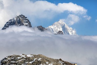Bulutların ortasındaki Renjo La Geçidi 'nden Makalu Dağı' na (8463 metre), Everest 'e giden ana kampa giden yol, Everest' ten üç geçiş, Sagarmatha Ulusal Parkı, Khumbu Vadisi, Nepal Himalayalar Dağları.