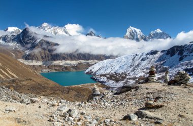 Everest Dağı, Lhotse Zirvesi, Ngozumba Buzulu, Renjo La Geçidi 'nden Gokyo Gölü ve köyü, Üç geçiş yolu, Khumbu Vadisi, Sagarmatha Ulusal Parkı, Nepal himalayas Dağları