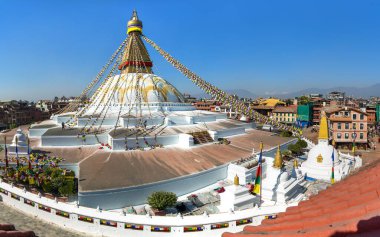 Boudhanath ya da Boudanath dua bayraklarıyla, Katmandu şehrinin en büyük Budist stupası, Nepal 'deki Budizm