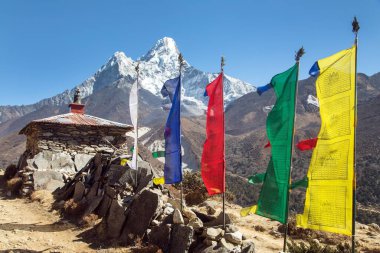 Ama Dablam Dağı 'nda Budist dua bayrakları, dualar duvar ve tapınak, Nepal Himalayalar Dağı' ndaki Everest ana kampına kadar.