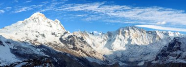 Annapurna Dağı 'ndan Annapurna Dağı' nın güney ana kampının manzarası bulutlu, dağ manzaralı, patika patikalı, Nepal Himalayalar