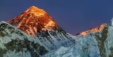 Everest ve Lhotse tepeleri Kala Patthar 'dan görüldüğü gibi akşam gün batımı kırmızı manzara, Sagarmatha ulusal parkı, Khumbu vadisi, Solukhumbu, Nepal Himalayas dağları