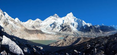Kala Patthar 'dan Everest Dağı, Himalayalar' ın panoramik manzarası, güzel mavi gökyüzü Everest Dağı, Kala patthar, Khumbu vadisi, Sagarmatha ulusal parkı, Nepal