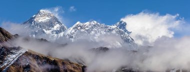 Everest Dağı ve Lhotse Dağı, Renjo Geçidi 'nden Everest ana kampına kadar uzanıyor ve üç geçiş yolu var, Khumbu Vadisi, Solu Khumbu, Sagarmatha Ulusal Parkı, Nepal Himalayas Dağları.