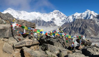 Gokyo Ri tepesinden Cho Oyu Dağı ve Budist dua bayrakları, Everest alanı, Sagarmatha milli parkı, Gokyo vadisi, Khumbu vadisi, Nepal Himalayalar dağları