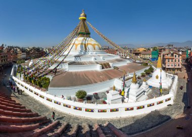 Boudhanath ya da Boudanath dua bayraklarıyla, Katmandu şehrinin en büyük Budist stupası, Nepal 'deki Budizm