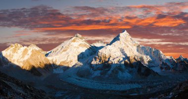 Pumori ana kampından Everest, Lhotse ve Nuptse dağlarının panoramik manzarası, Everest ana kampına kadar, Khumbu vadisi, Sagarmatha ulusal parkı, Nepal Himalayas dağları, akşam günbatımı manzarası