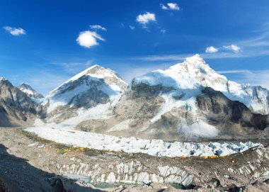 Everest Dağı 'nın birçok çadırı ve güzel gökyüzü olan ana kampı, sagarmatha ulusal parkı, Khumbu vadisi, solukhumbu, Nepal Himalayaları dağları.