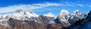 Renjo La 'dan Everest Dağı, Lhotse ve Makalu geçidi mavi gökyüzünde güzel bulutlar, Everest Merkez Kampı' na giden yol, üç geçiş yolu, Khumbu vadisi, Sagarmatha ulusal parkı, Nepal Himalayas dağları
