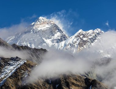 Everest Dağı ve Lhotse Dağı, Renjo Geçidi 'nden Everest ana kampına kadar uzanıyor ve üç geçiş yolu var, Khumbu Vadisi, Solu Khumbu, Sagarmatha Ulusal Parkı, Nepal Himalayas Dağları.