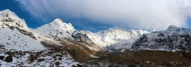 Annapurna Dağı 'ndan Annapurna Dağı' nın güney ana kampının manzarası bulutlu, dağ manzaralı, patika patikalı, Nepal Himalayalar