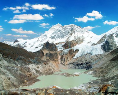 Makalu Dağı ve Makalu Dağı 'nın yakınındaki buzul gölü. Gökyüzünde güzel bulutlar, Barun vadisi, Nepal Himalayaları dağları.