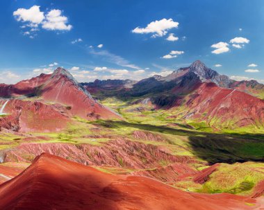 Gökkuşağı dağı veya Vinicunca Montana de Siete Renkleri ve güzel gökyüzü, Peru 'da Cuzco bölgesi, Peru And Dağları, panoramik manzara