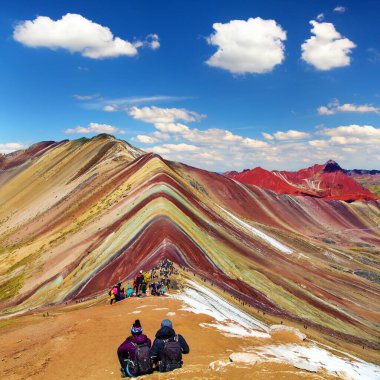 Gökkuşağı dağları veya Vinicunca Montana de Siete Colores turistlerle ve gökyüzünde güzel bulutlarla Peru 'da Cuzco bölgesi, Peru And Dağları, panoramik dağ manzarası